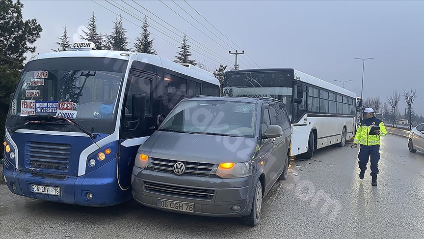Ankara'da zincirleme kaza sonucu 31 kişi yaralandı.