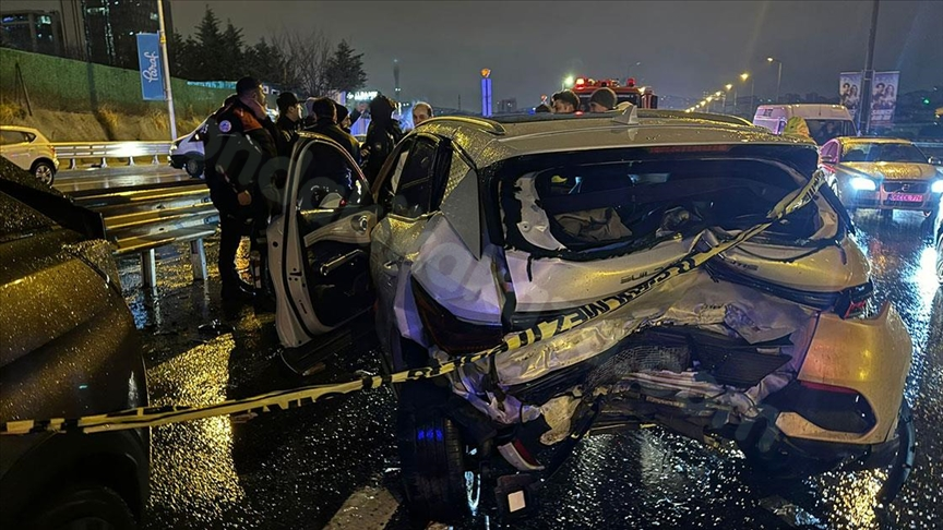 Ataşehir'de ardışık trafik kazasında 1 kişi hayatını kaybetti, 2 kişi ise yaralandı.