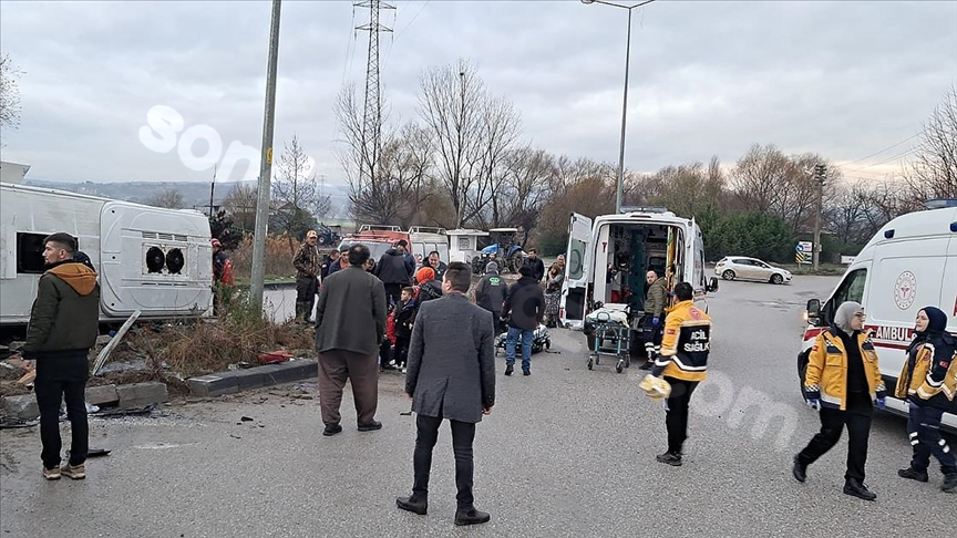 Balıkesir'de okul servisi ile tırın kaza yapmasıyla 28 kişi yaralandı.