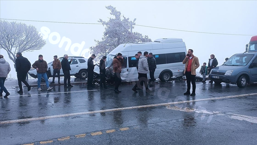 Bitlis'te meydana gelen çoklu araç trafik kazasında 20 araç birbirine girdi ve 33 kişi yaralandı.