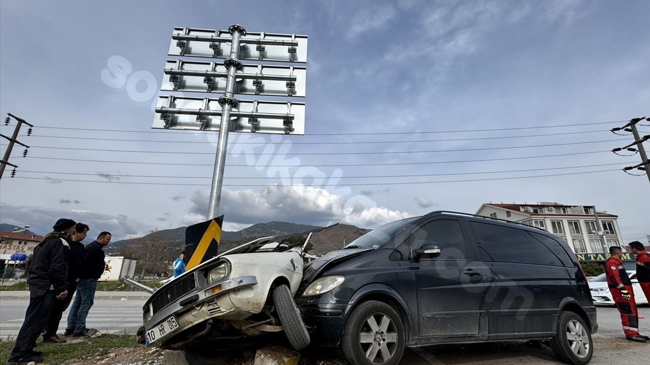 Fethiye'de minibüs ile çarpışan aracın şoförü yaralandı.