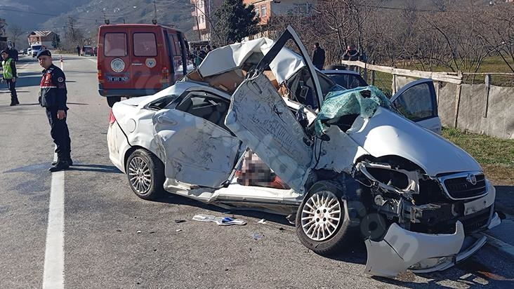 Giresun'da kamyon ile otomobilin çarpıştığı trafik kazasında 4 kişi yaşamını yitirdi.