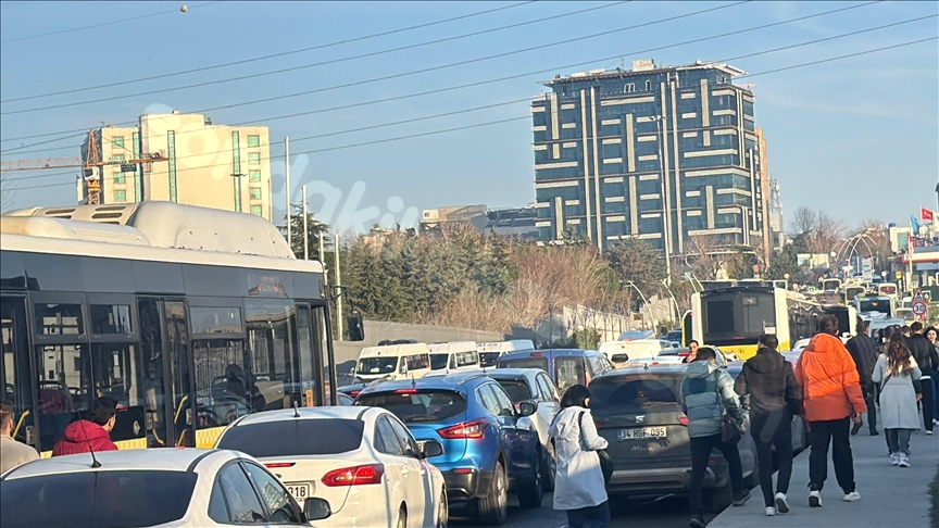 İki İETT otobüsü kaza yaptı, trafik sıkıştı.