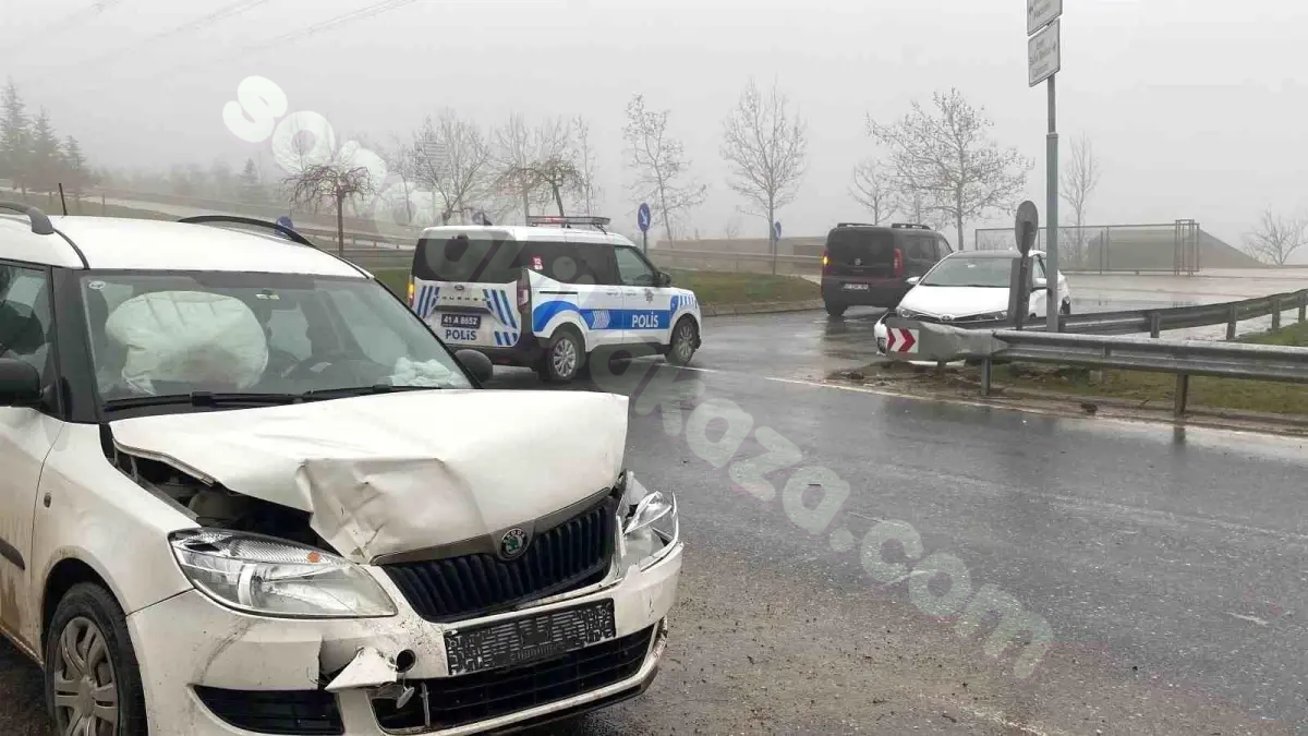 İzmit'te meydana gelen kaza 2 kişinin yaralanmasına sebep oldu.