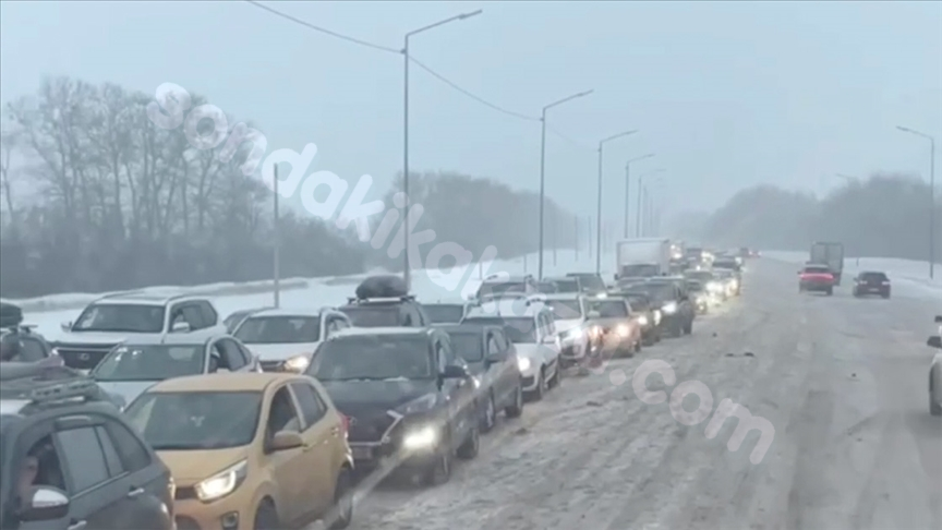 Kazakistan'da zincirleme trafik kazasında 95 araç karıştı.