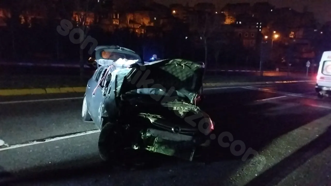 Kocaeli'de kaza: Kaldırıma çarpan araç devrildi, 4 kişi yaralandı!