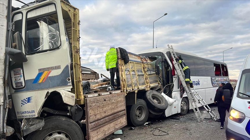 Konya'da otobüs kazasında 3 kişi yaşamını yitirdi, 33 kişi de yaralandı.