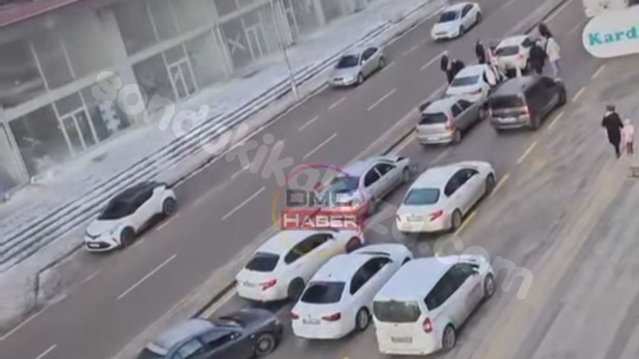 Niğde'de Zincirleme Trafik Kazası: 4 Araç Birbirine Girdi