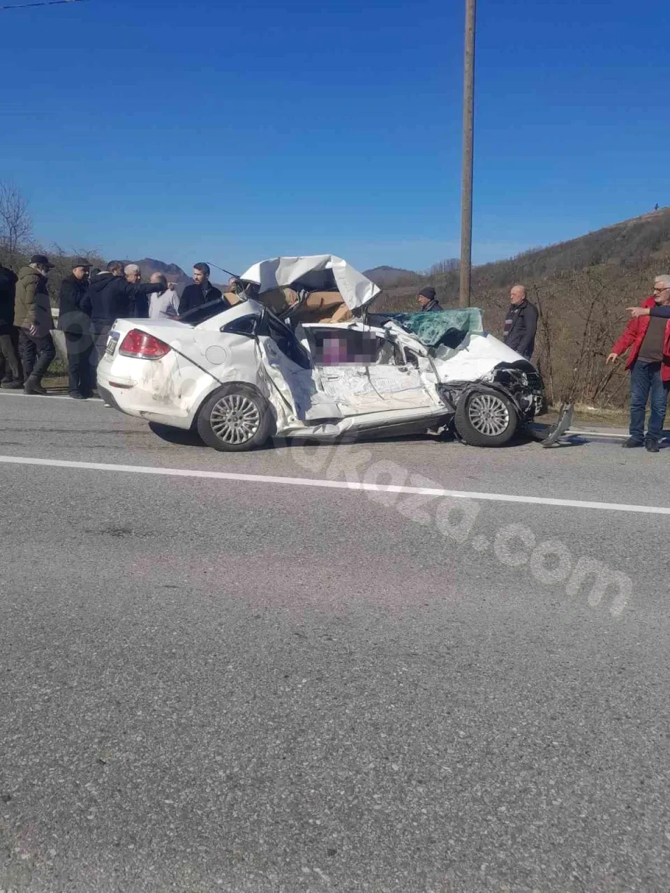 Tirebolu, Giresun'da trafik kazasında 3 kişi hayatını kaybetti, 1 kişi yaralandı.