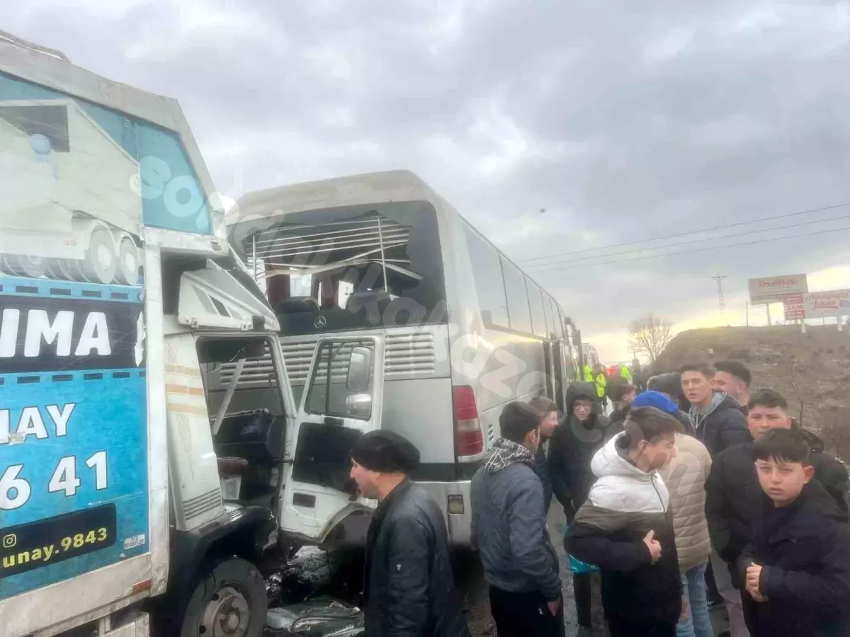 Afyonkarahisar'da Kaza: 3 Kişi Yaralandı.