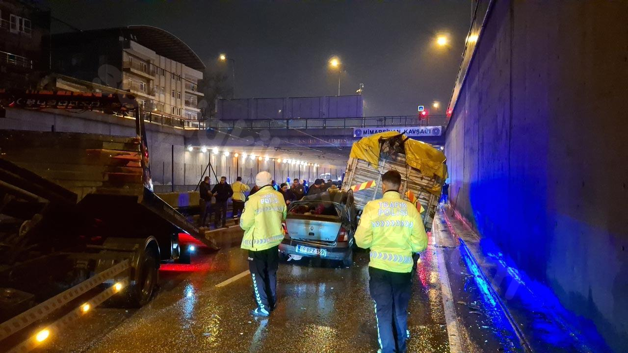 Bursa'da ardışık kazada 1 kişi hayatını kaybetti, 4 kişi yaralandı.