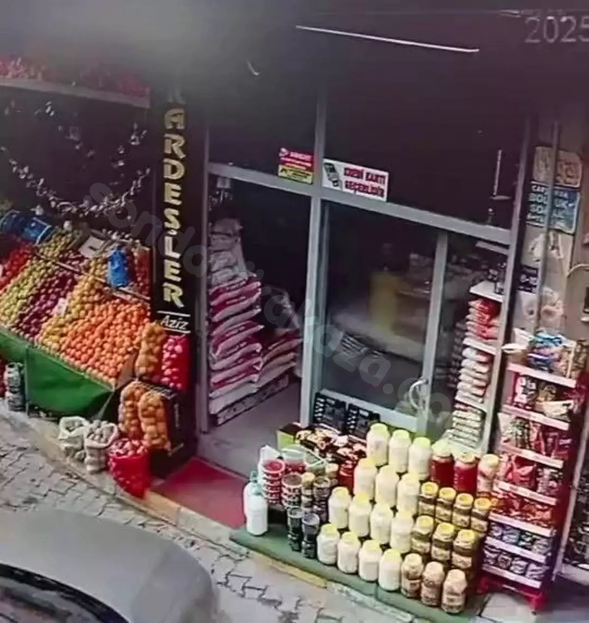 Elazığ'da Kaza: Manav Tezgahı Devrildi