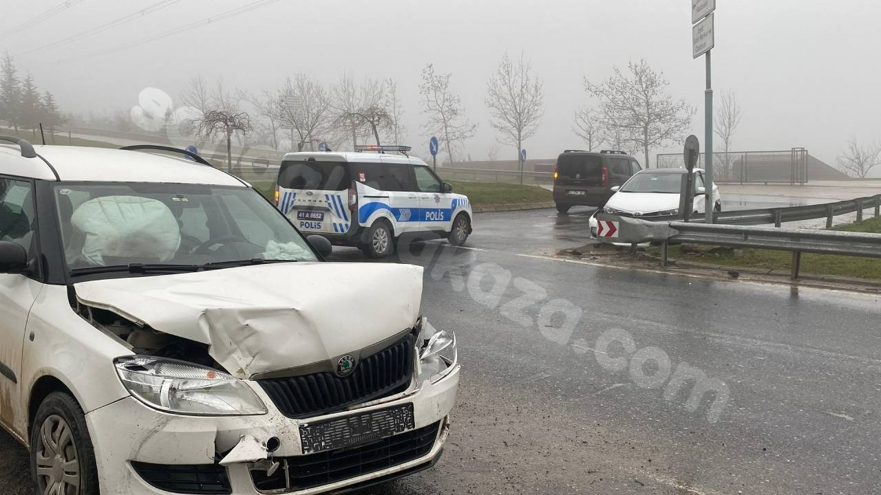 Kocaeli'de Trafik Kazasında 2 Sürücü Yaralandı.