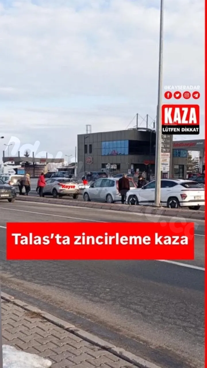 Talas'ta ardışık trafik kazası yaşandı.