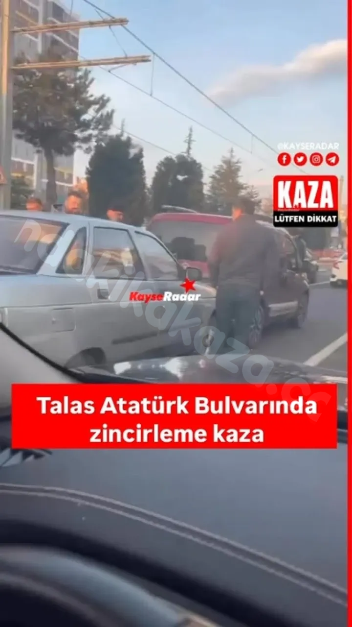 Talas'ta zincirleme trafik kazası yaşandı.