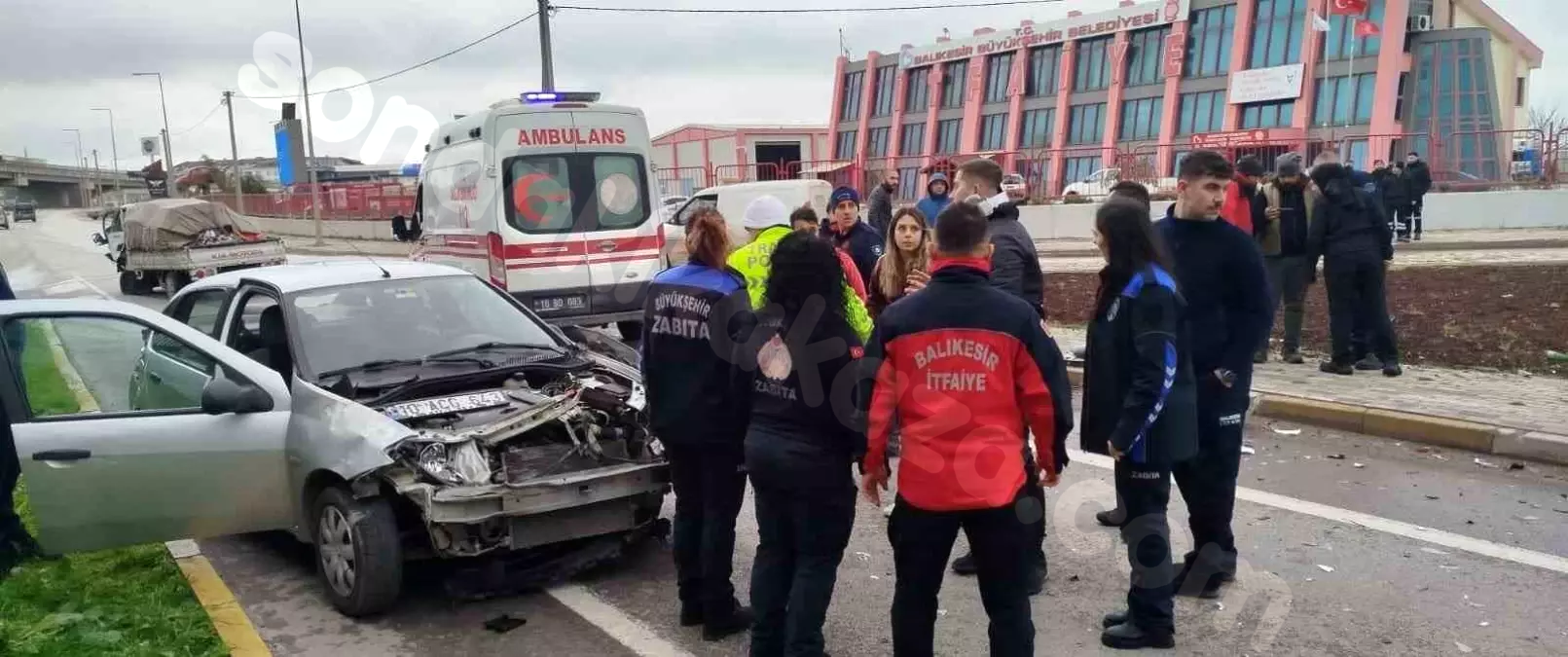 Bandırma'da Kaza: 3 Kişi Yaralandı