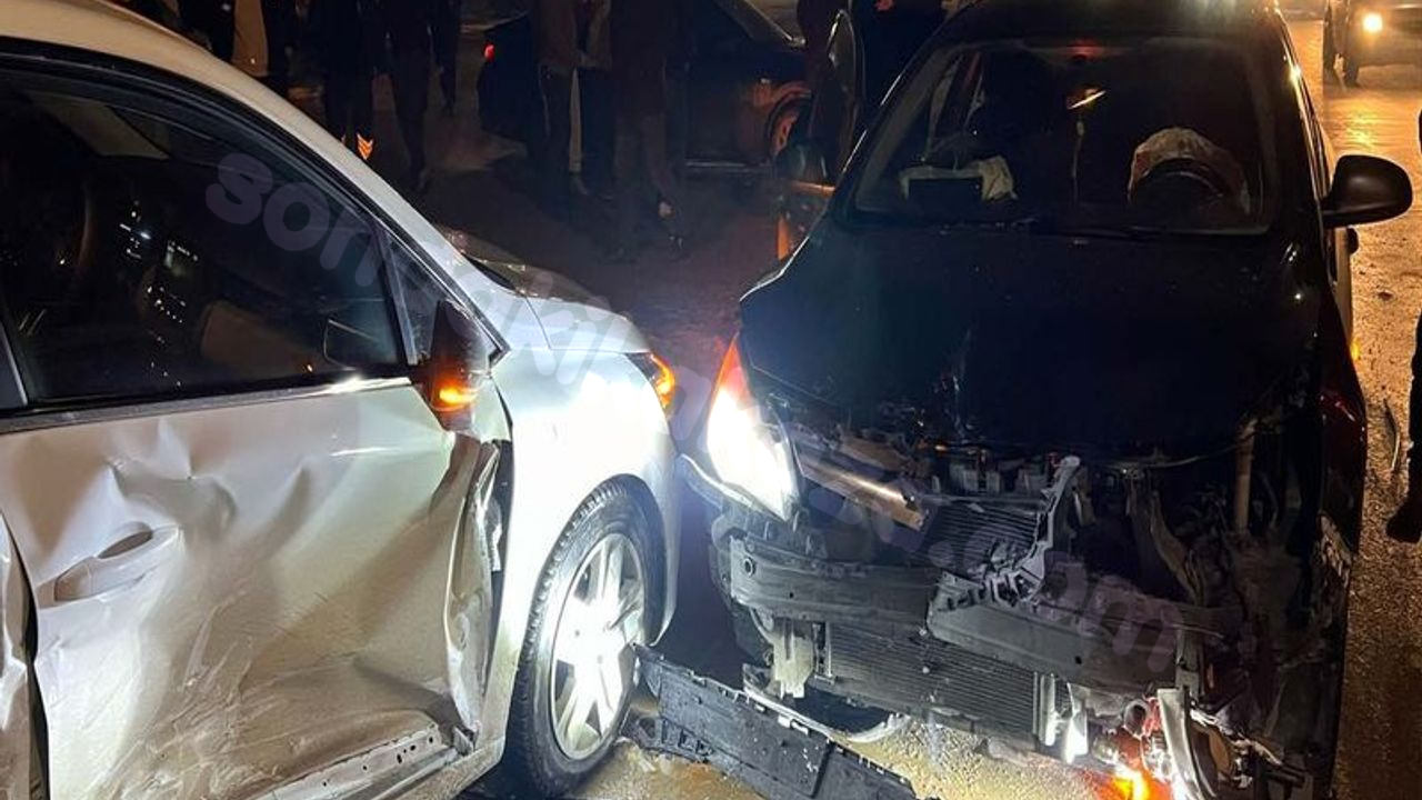 Hakkari'de trafik kazasında üç araç çarpıştı, iki kişi yaralandı.
