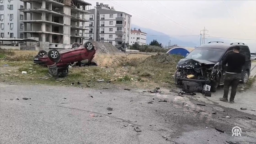Hatay'da 3 kişinin yaralandığı trafik kazası güvenlik kamerasına yansıdı.