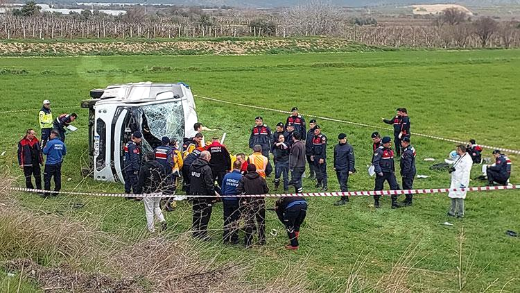 İzmir'den halter yarışması için giden kız öğrencilerin içinde bulunduğu servis kaza yaptı: 2 ölü, 26 yaralı