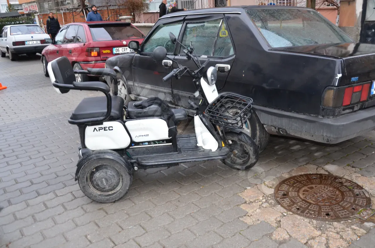 Tavşanlı'da Kaza: Hafif Ticari Araç ve Elektrikli Motosiklet Çarpıştı