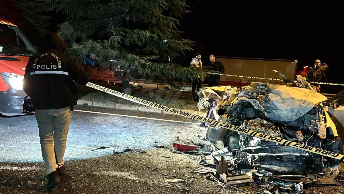 Uşak'ta trafik kazasında sürücü öldü.