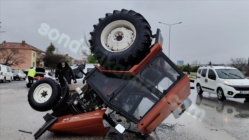 Balıkesir'de traktörle aracın kaza anı kamerada kaydedildi.