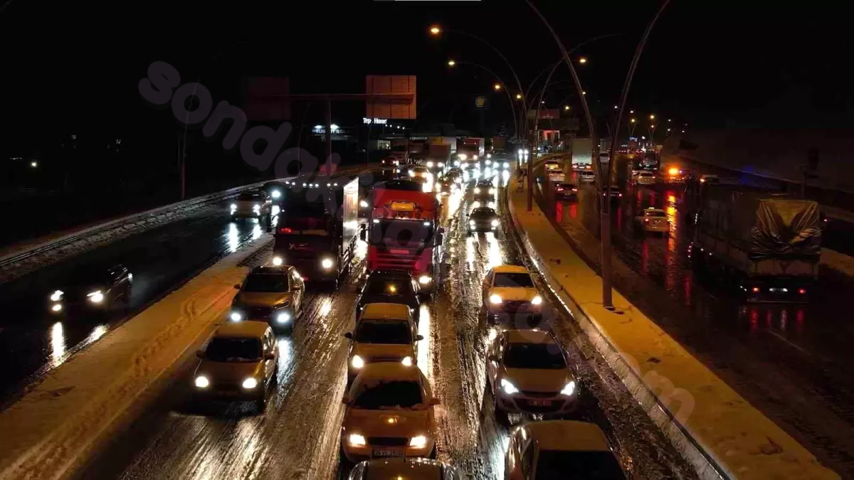 Kar yağışı nedeniyle Ankara'da trafik kazası yaşandı ve ulaşım durma noktasına geldi.