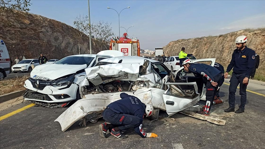 Şanlıurfa'da meydana gelen zincirleme trafik kazası kameraya yansıdı.