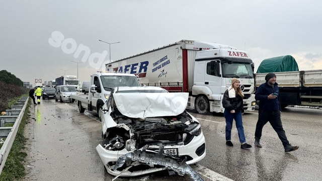 Bursa'da kar yağışı trafik kazalarına sebep oldu.