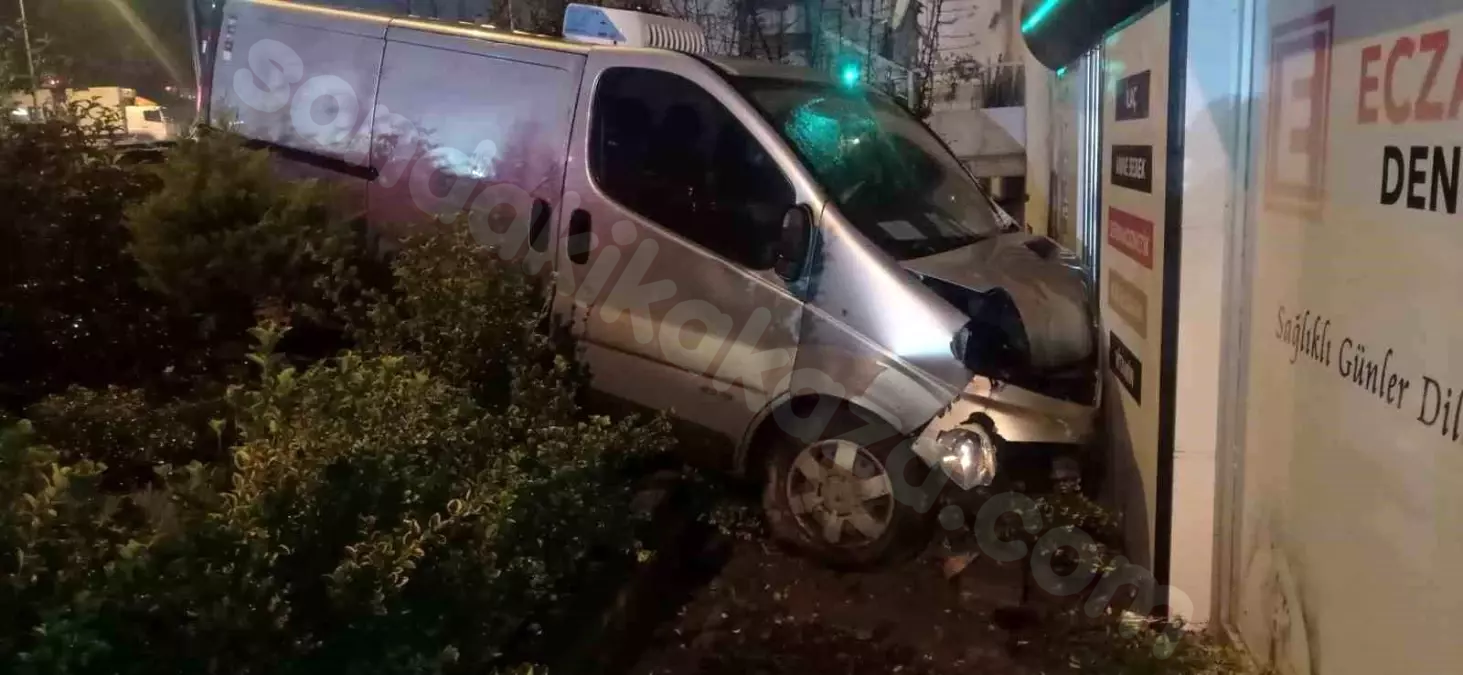Bursa'da Kaza: Hafif Ticari Araç Eczanenin Alanına Girdi