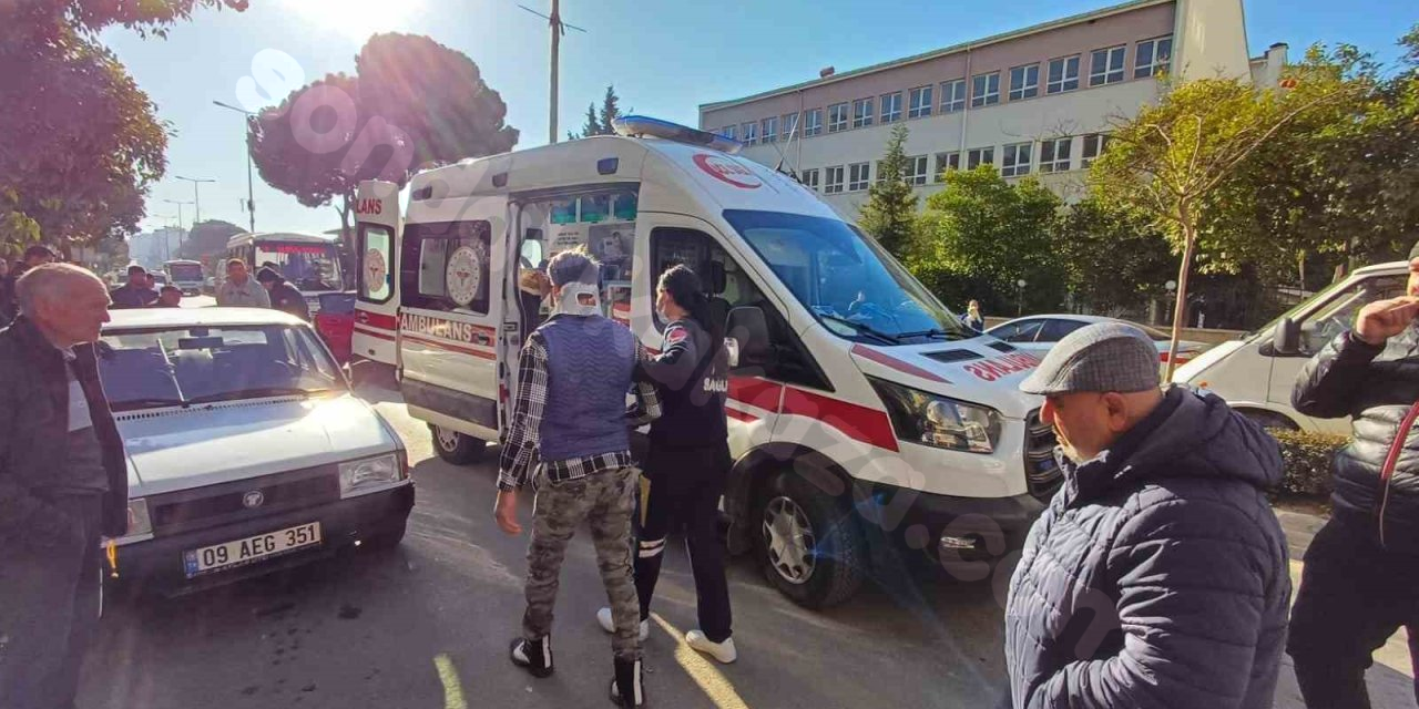 Efeler'de trafik kazasında 3 kişi yaralanarak kaldırıldı.