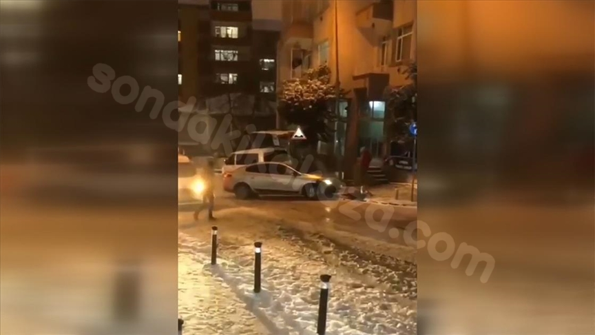 İstanbul'da devam eden kar yağışı, kaza riskini artırdı.
