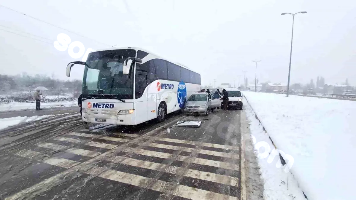 Zincirleme Trafik Kazası: Çaycuma'da 2 Araç Otobüse Çarptı