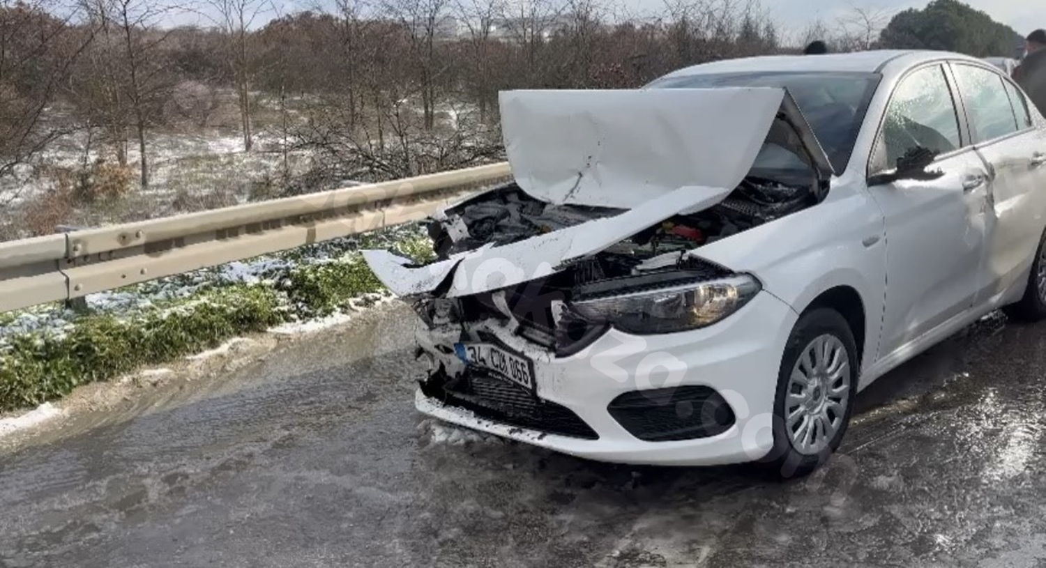 Kar fırtınası İstanbul-İzmir otoyolunda zincirleme kaza yarattı.