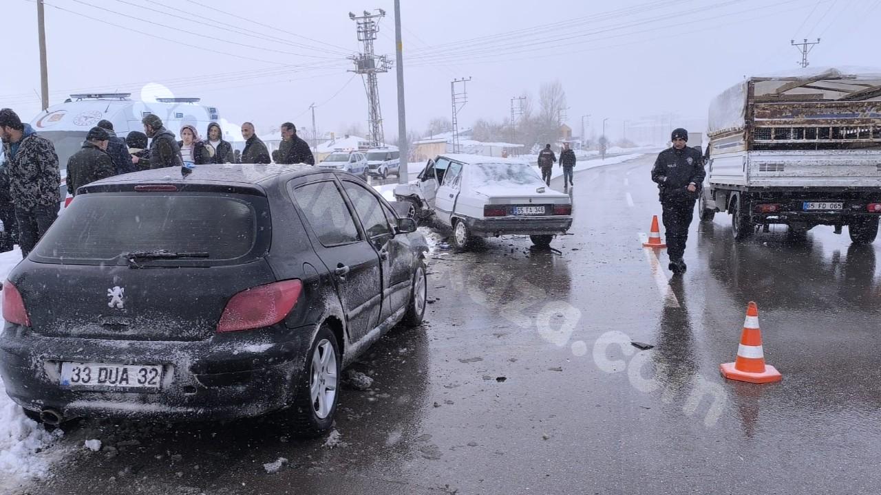 Van'da trafik kazası meydana geldi, yaralı insanlar bulunmakta.