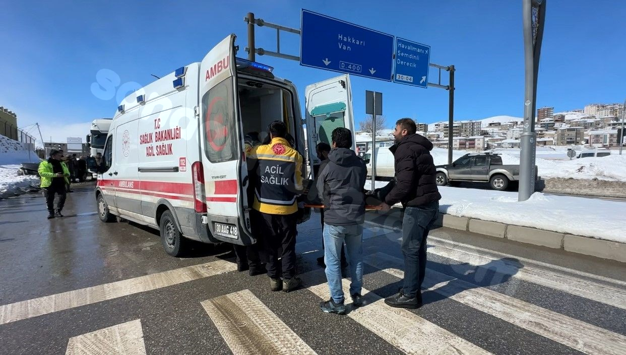 Yüksekova'da kaza: 2 kişi yaralandı