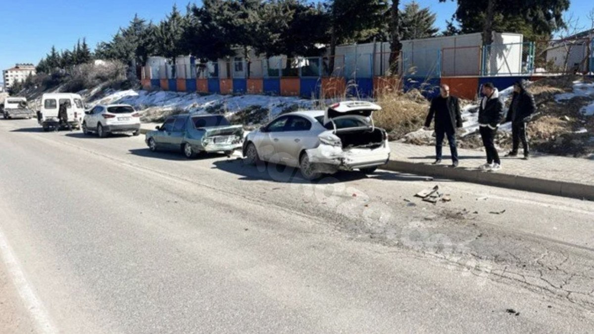Adıyaman'da ardışık trafik kazasında 1 kişi yaralandı.