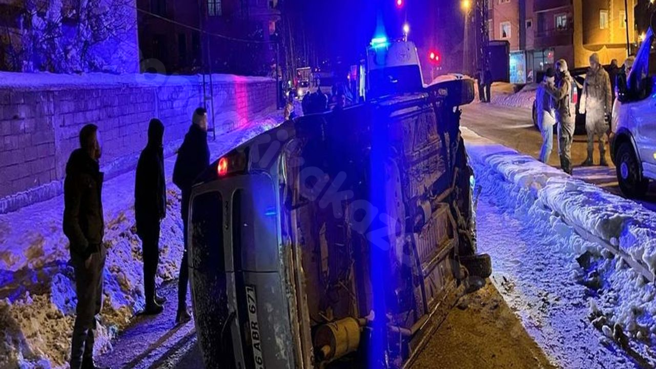 Hakkari'de Araç Devrilerek 5 Kişi Yaralandı