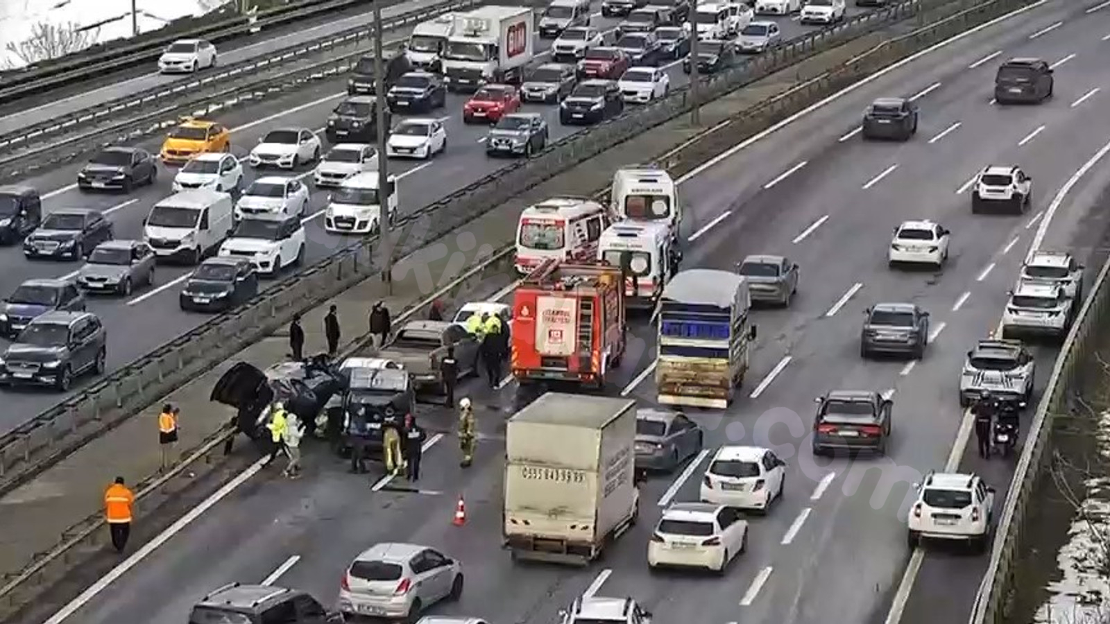 İstanbul TEM Otoyolu'nda peş peşe kaza: Yaralılar mevcut
