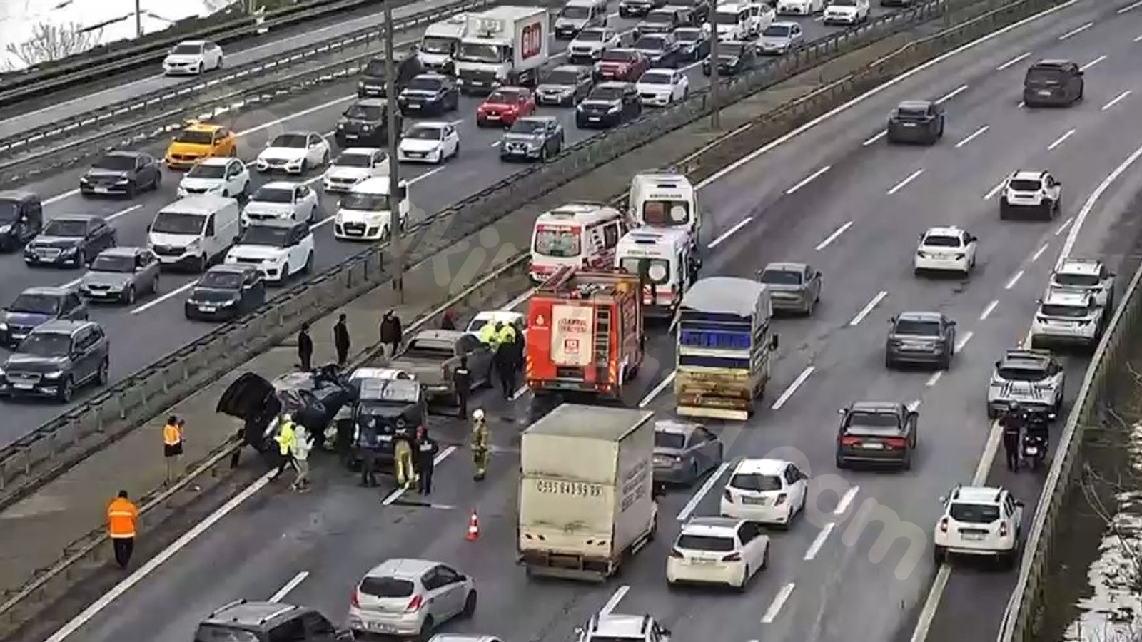 İstanbul'da TEM Otoyolu'nda ardışık kaza: Yaralananlar mevcut