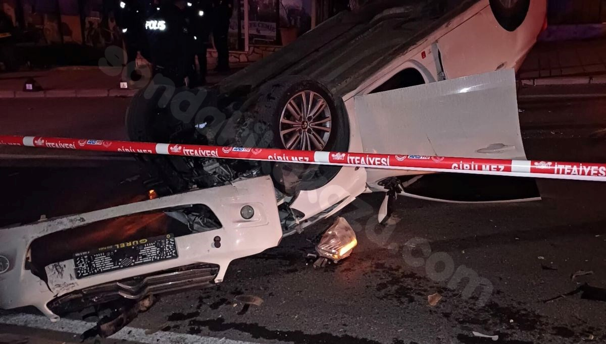 İzmir'de minibüs ile otomobil çarpıştı: 2 ölü, 2 yaralı.