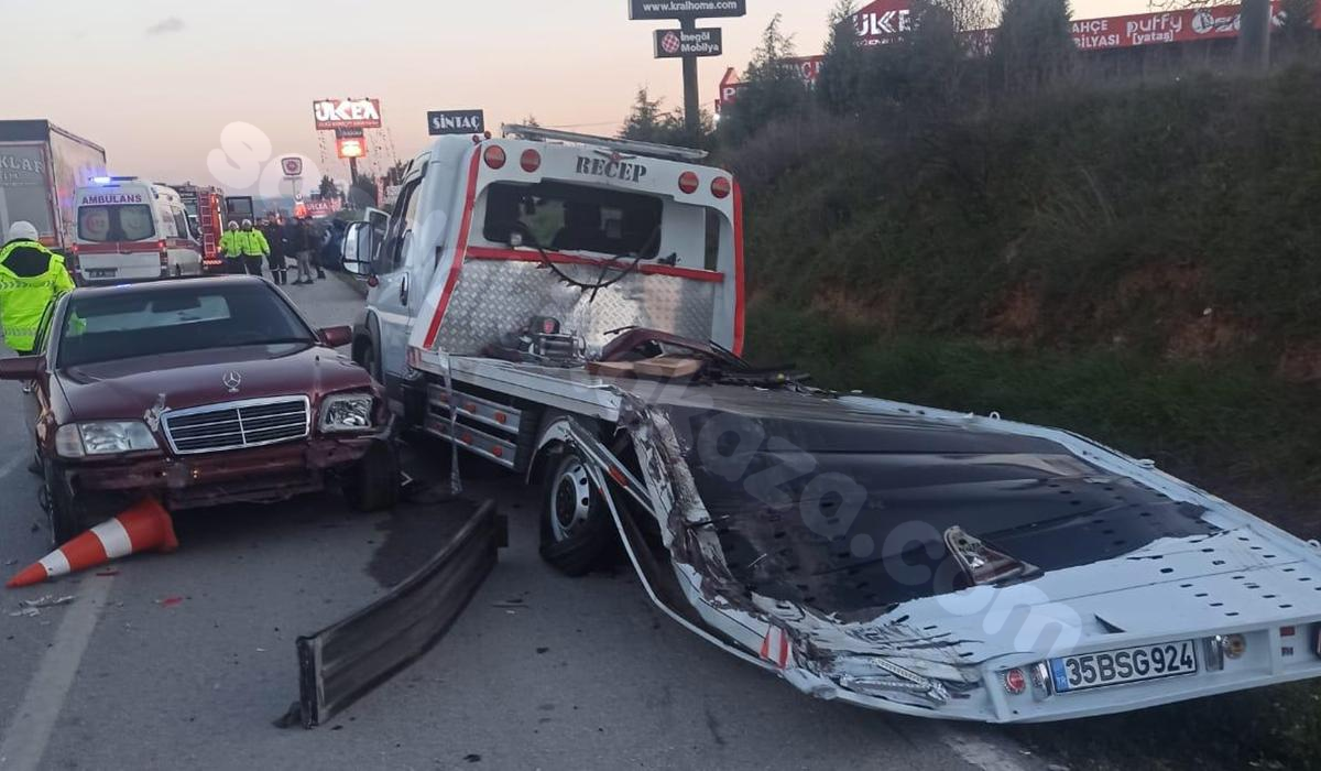 İzmir'de ölüme neden olan kaza: Pikap iki araca çarptı.