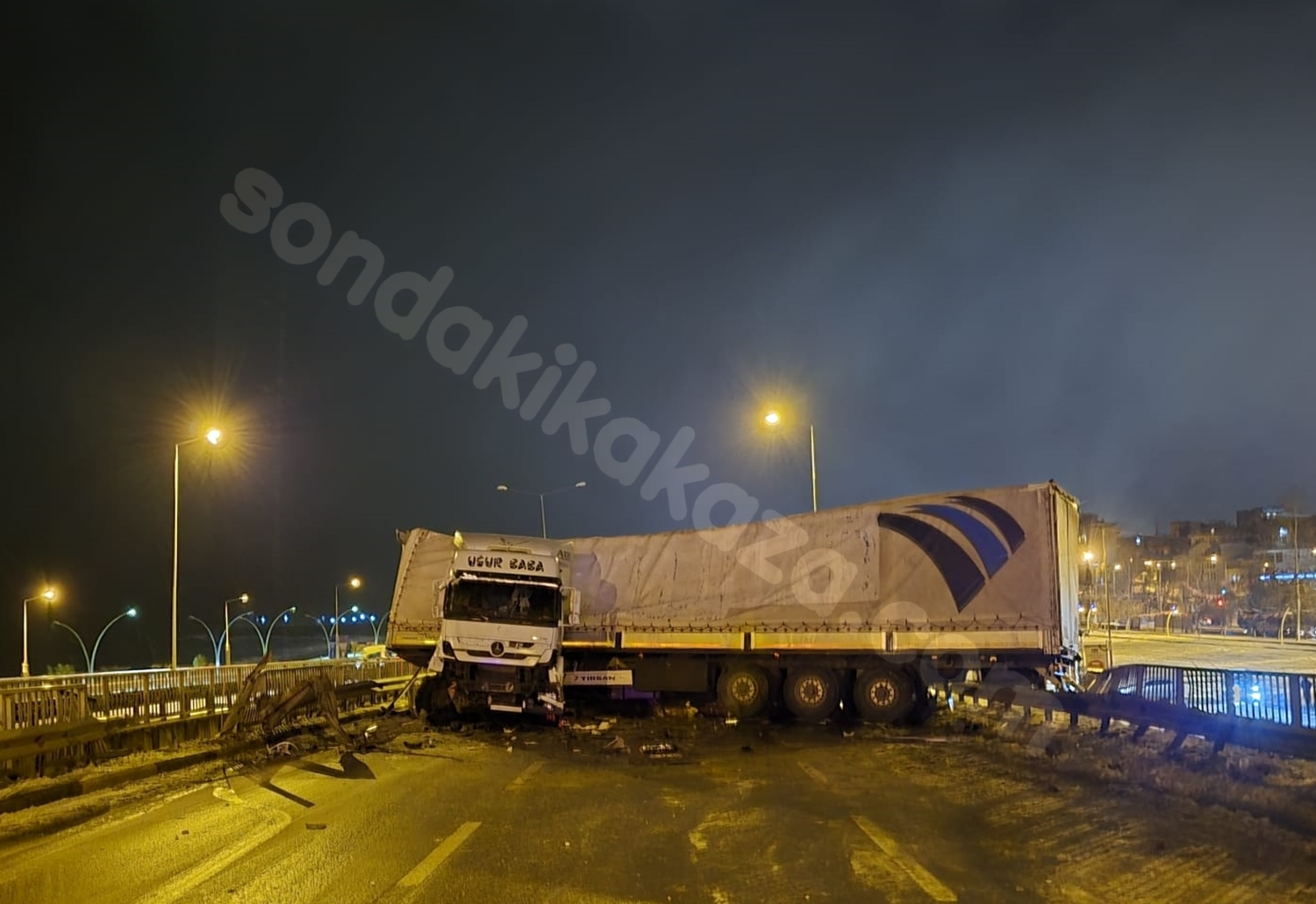 Trabzon'da ardışık trafik kazası: 4 tır ve 3 araç çarpıştı.