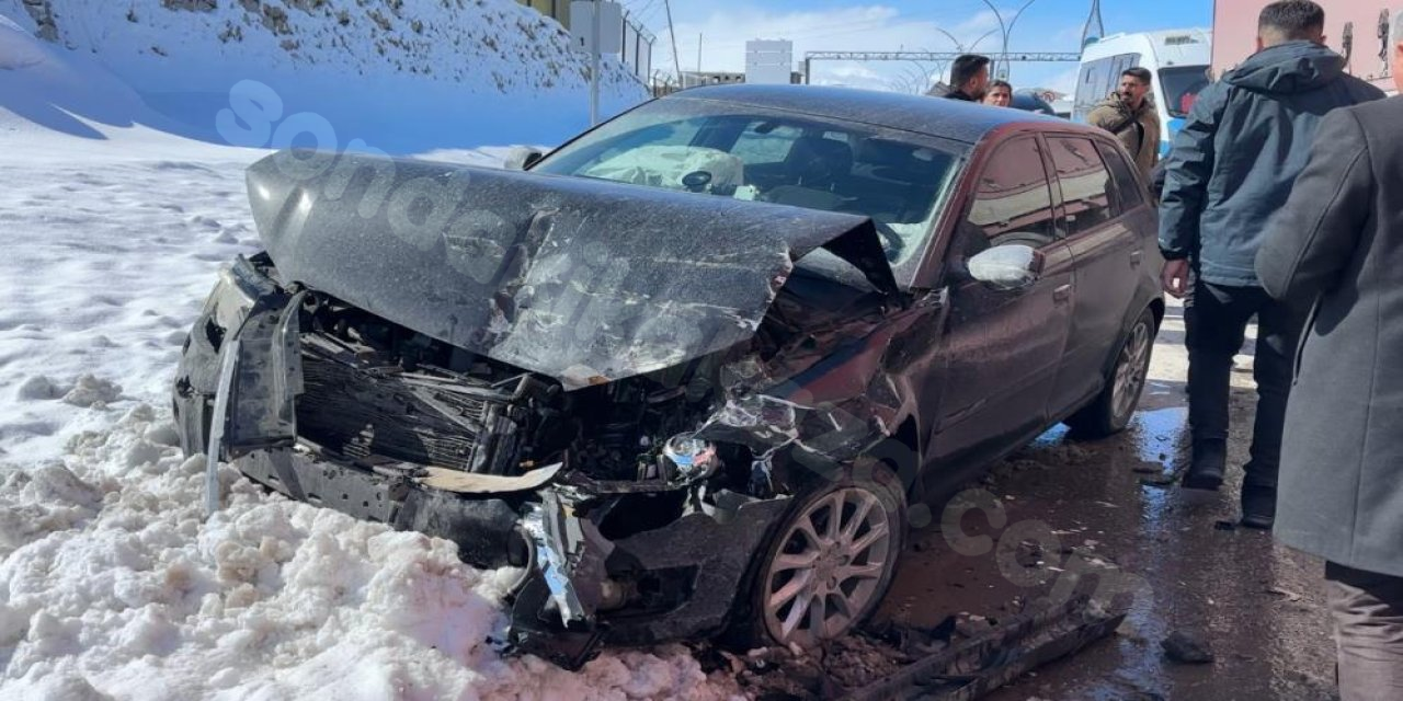 Yüksekova'da meydana gelen trafik kazasında 4 kişi yaralandı.