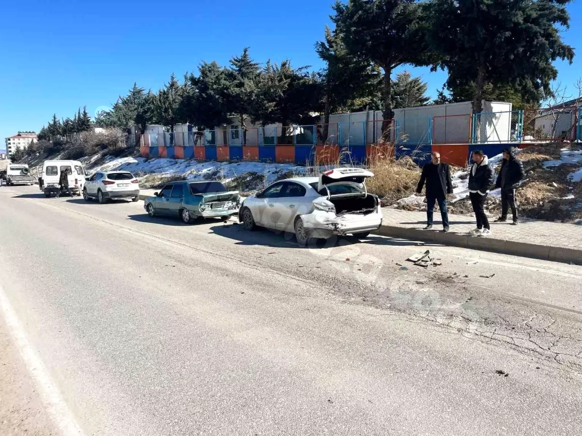 Adıyaman'da Zincirleme Trafik Kazası: 1 Kişi Yaralandı