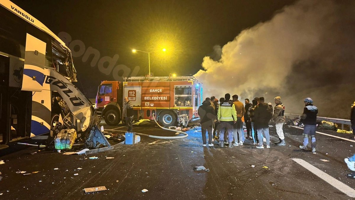 Gaziantep'te ardışık trafik kazasında 1 kişi hayatını kaybetti, 19 kişi yaralandı.