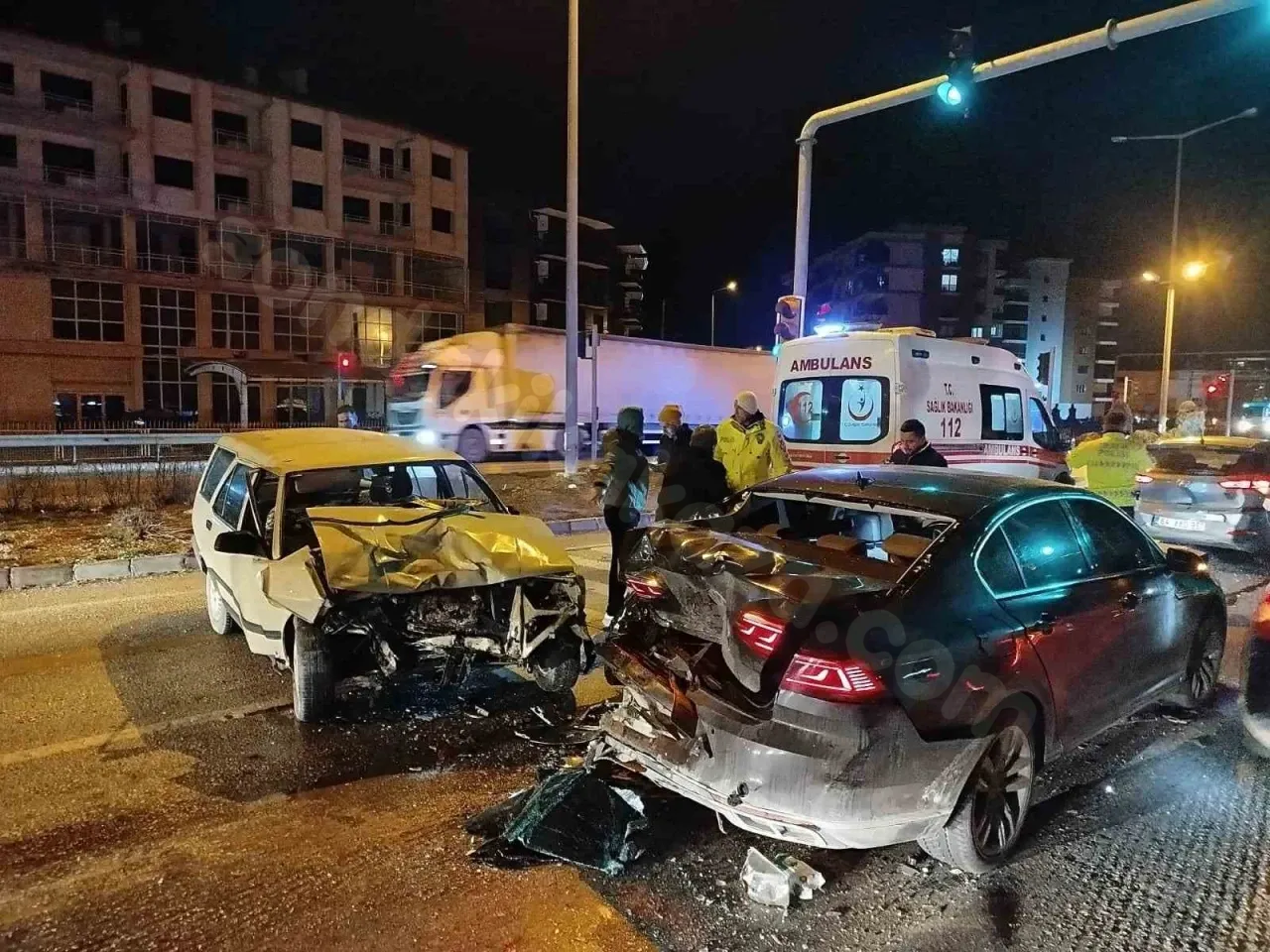 Kırmızı ışıkta meydana gelen zincirleme kaza sonucunda bir kişi yaralandı.