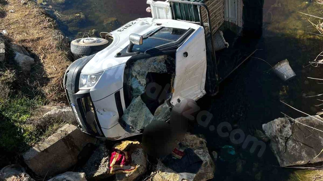 Trafik kazasında 1 kişi hayatını kaybetti, 2 kişi yaralandı.