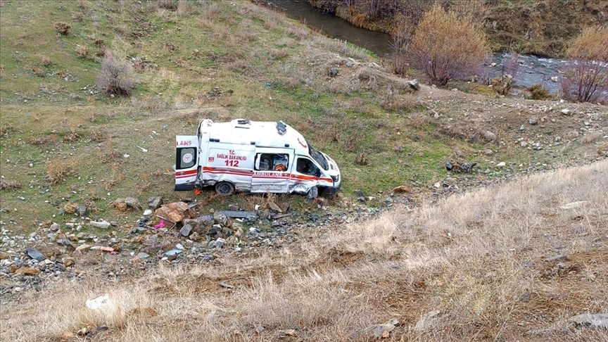 Bitlis'te kaza: 3 sağlık personeli de dahil olmak üzere 11 kişi yaralandı.