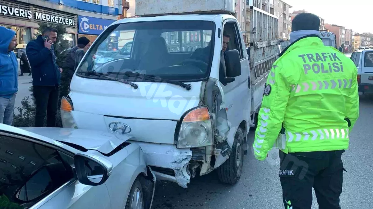 Karaman'da Kamyonetin Kontrolden Çıkarak Trafik Kazasına Neden Olması